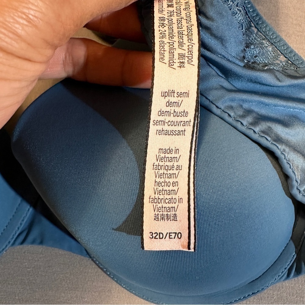 Victoria’s Secret T-shirt Bra in Teal Blue Color Criss Cross Lace Back sz 32D - Picture 6 of 9
